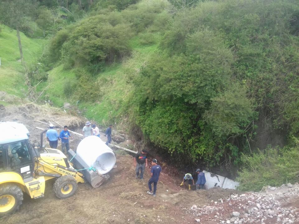 Instalación de tubos quebrada La Esperanza Barrio El Vergel