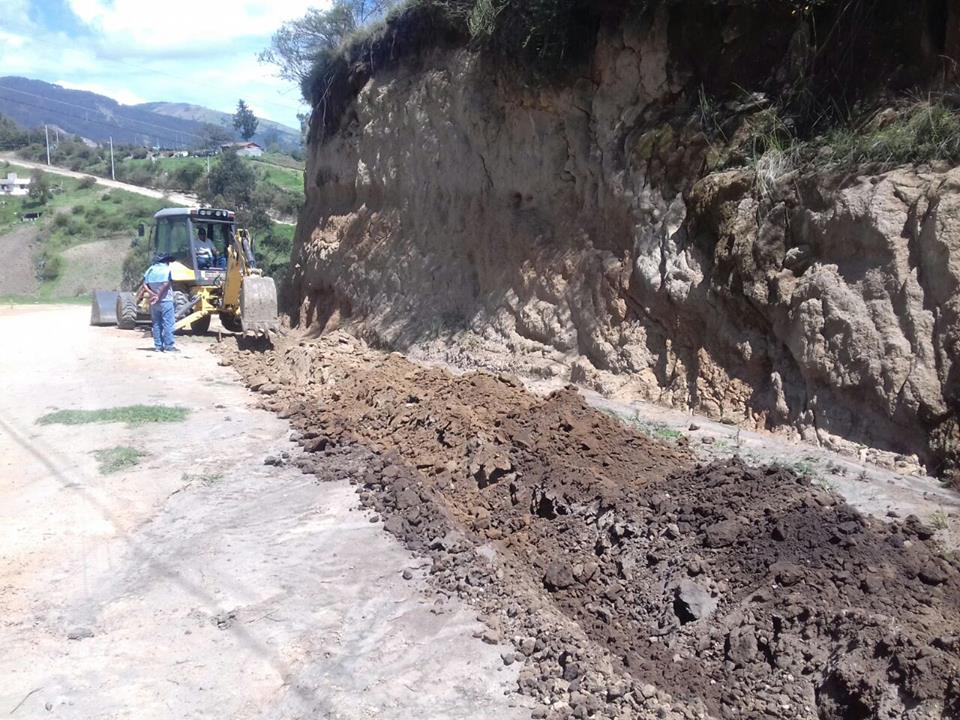 Construcción de bordillos en la vía César Chiriboga